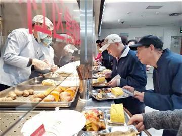 智慧養老飛入尋常百姓家!青島市北有137處居家養老服務站(圖1) 智慧養老飛入尋常百姓家!青島市北有137處居家養老服務站(圖1)