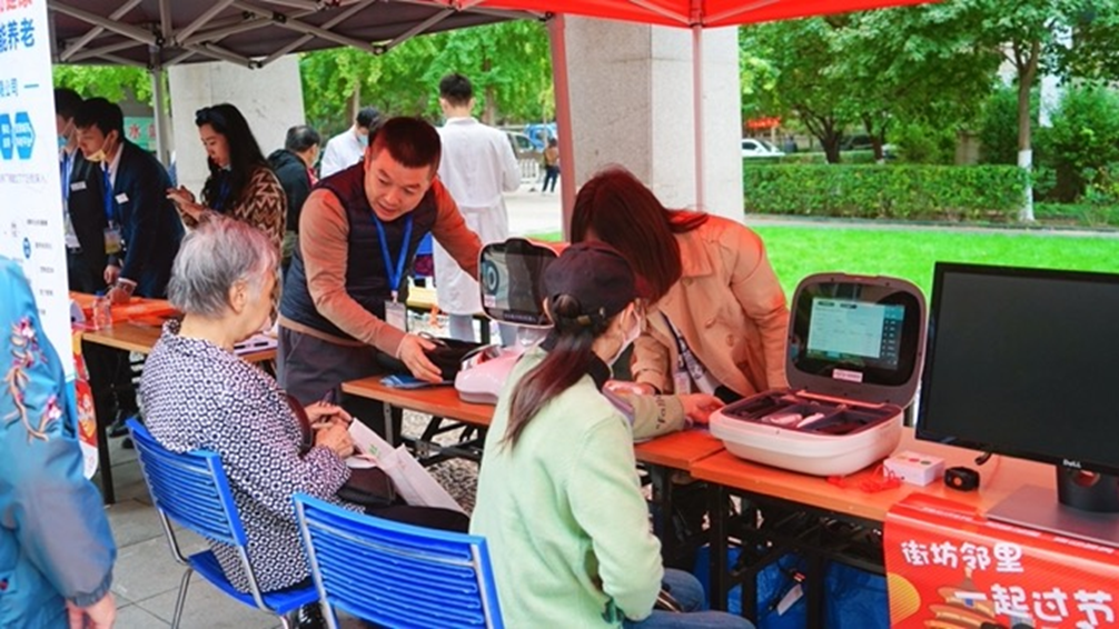 悅享數(shù)字走進(jìn)社區(qū)居家養(yǎng)老服務(wù),與長(zhǎng)者共話金色重陽(yáng)(圖2) 悅享數(shù)字走進(jìn)社區(qū)居家養(yǎng)老服務(wù),與長(zhǎng)者共話金色重陽(yáng)(圖2)